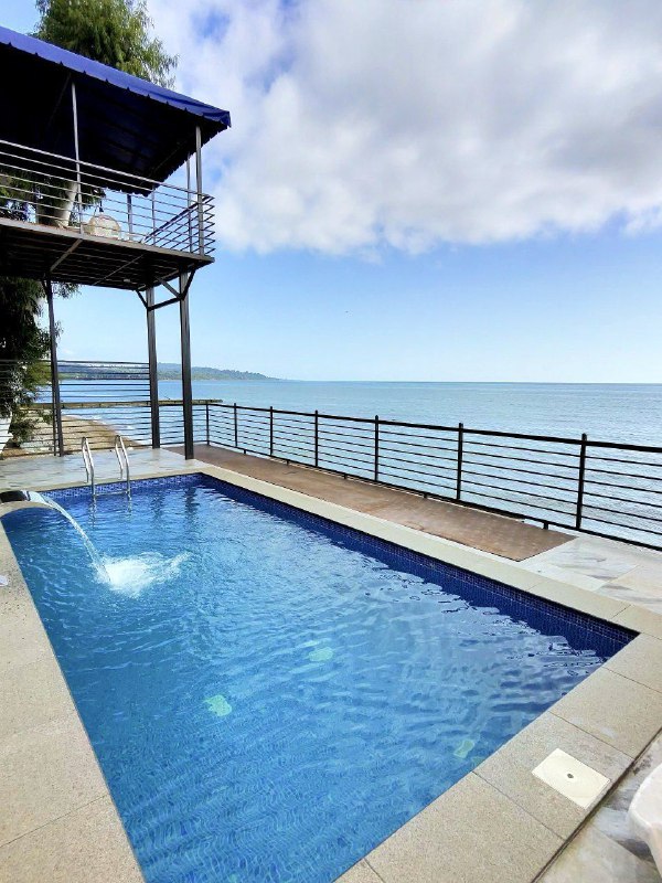 "КАСТЛ" отель с теплым бассейном и видом на море