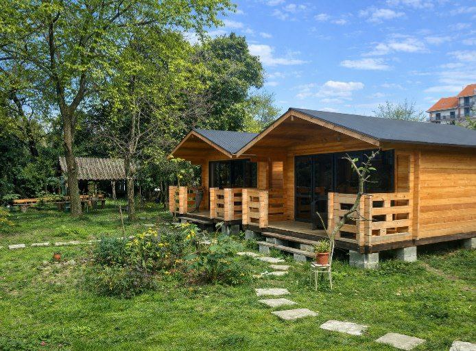 "В ГОСТЯХ У БЕЛОЧКИ" домики и номера