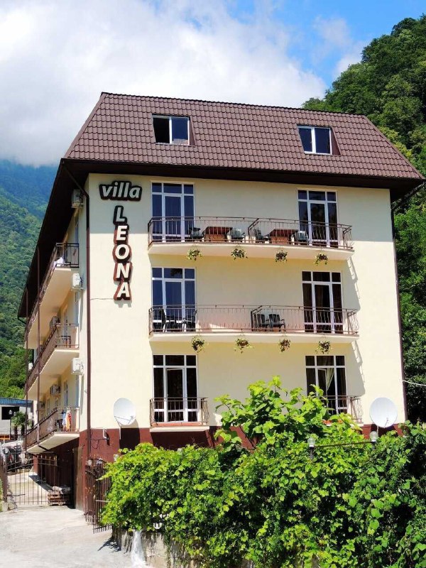 "ВИЛЛА ЛЕОНА" отель с бассейном, питанием и собственным пляжем